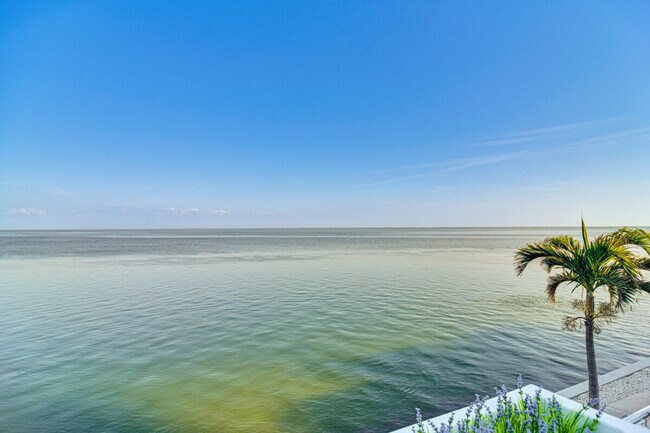 Building Photo - 5172 Coquina Key Dr SE