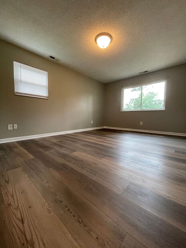 Building Photo - Inviting on Ivey!