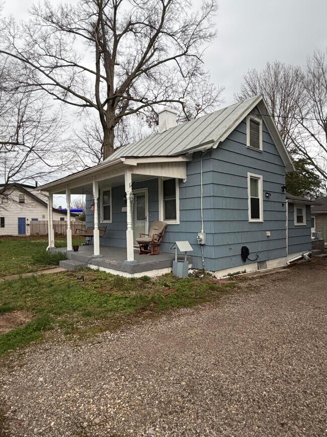 Building Photo - 346 Main St