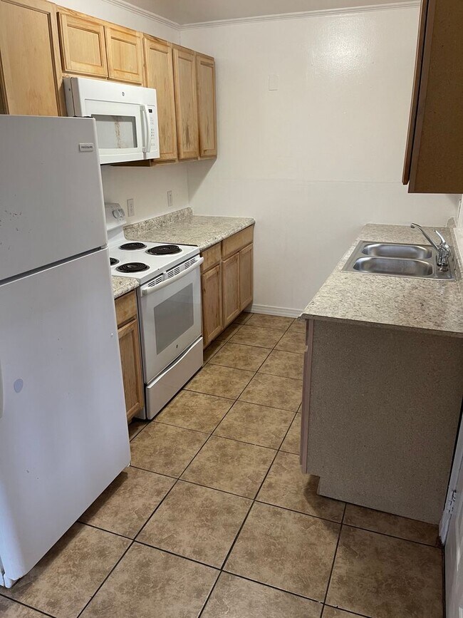 Building Photo - 3bed house in the county! Central all electric hvac, laundry, yard and hardwoods.