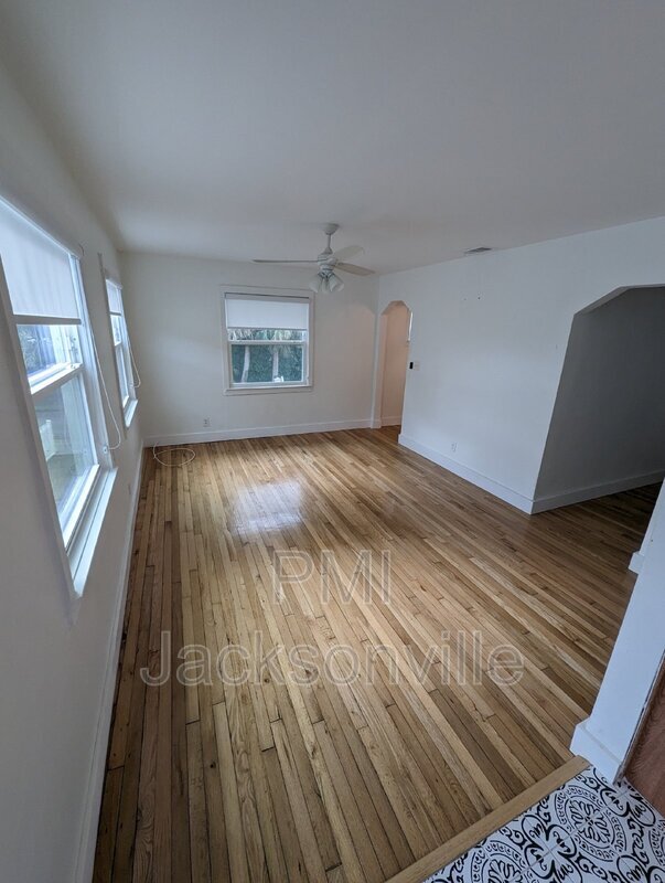 Building Photo - 125 37th Ave S