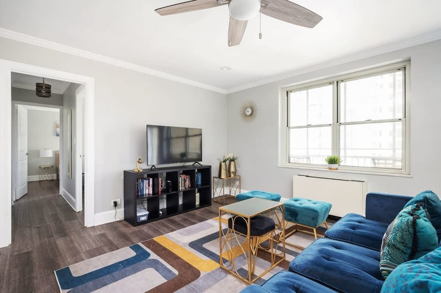 Building Photo - 300 W Peachtree St NW