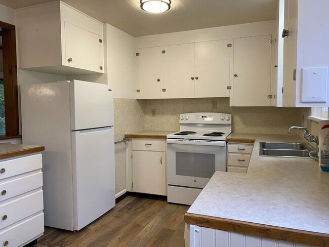 Building Photo - Quaint Hood River Cottage