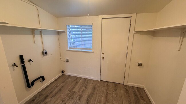 Building Photo - 924 E Yosemite Ave