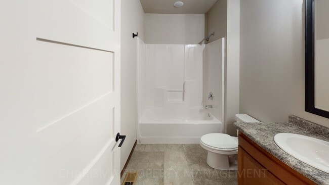 Building Photo - 3 BD, 2.5 BA TOWNHOME, DOUBLE ATTACHED GAR...