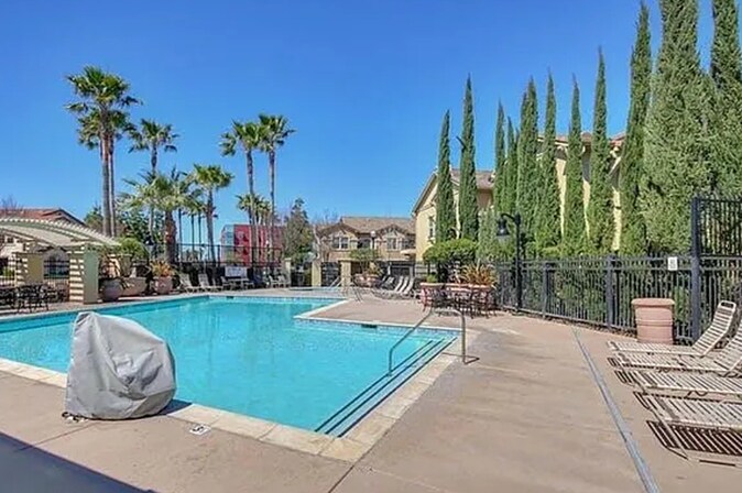 Building Photo - 3301 N Park Dr