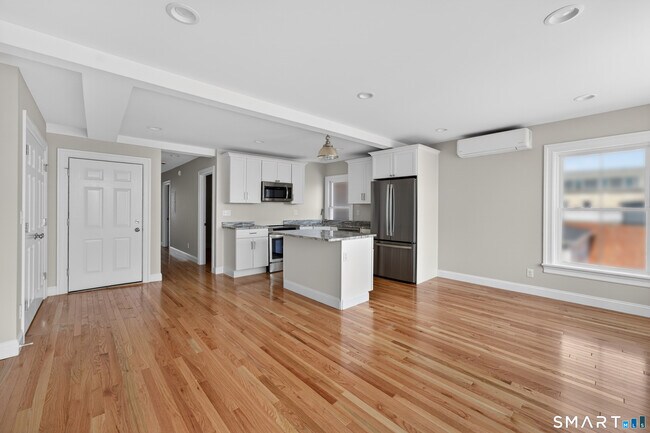 Building Photo - 136 Bank St