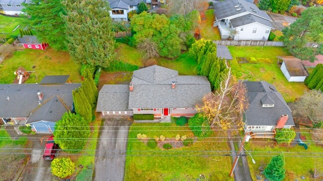 Building Photo - Spacious 5-Bed Home on XL Private Lot!