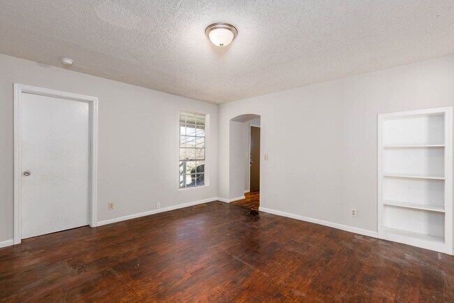 Building Photo - 4 Bedroom, 2 Bathroom in Adamsville