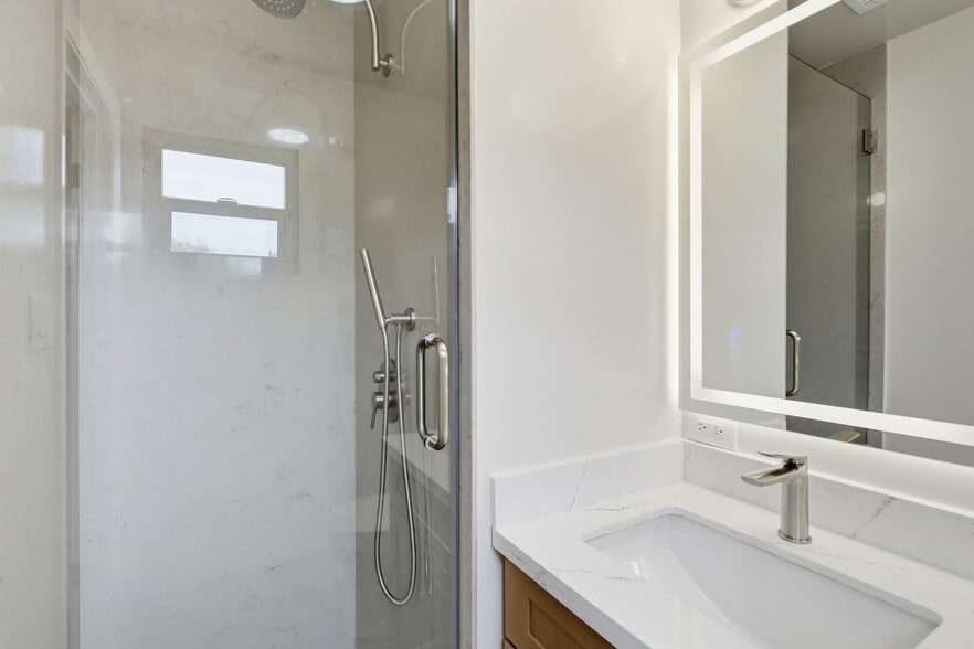 Building Photo - 927 Lorne Way