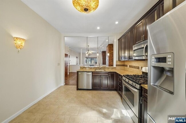 Building Photo - 364 New York Ave