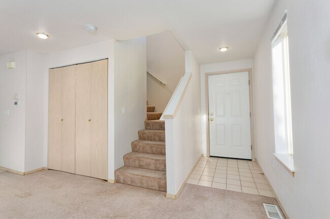 Building Photo - Spacious 3 Bed, 2 Bath Home with Garage & Large Yard in Puyallup!
