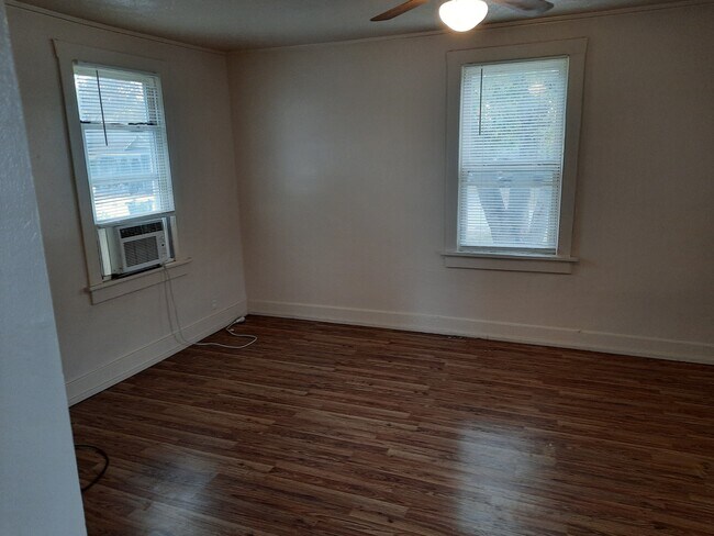 Building Photo - 1516 N Farmer Ave