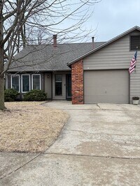 Building Photo - 2 STORY...2 Bedroom 2 Bath Condo