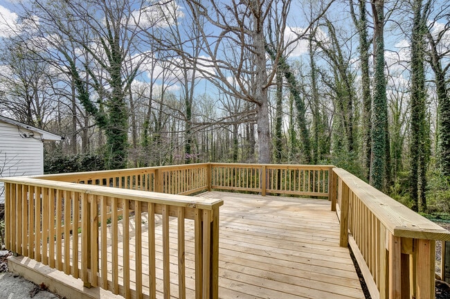 Building Photo - 717 Forest Dr