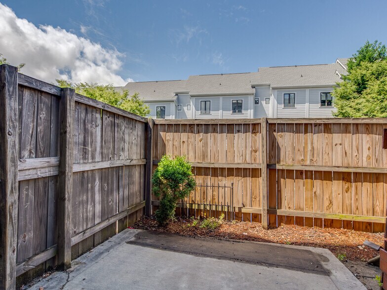 Building Photo - 640 Garden District Dr