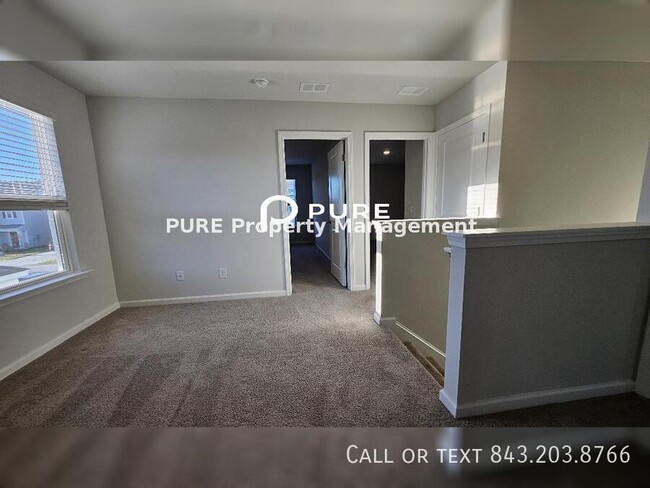 Building Photo - Spacious 4 Bedroom 3 Bathroom Rental Avail...