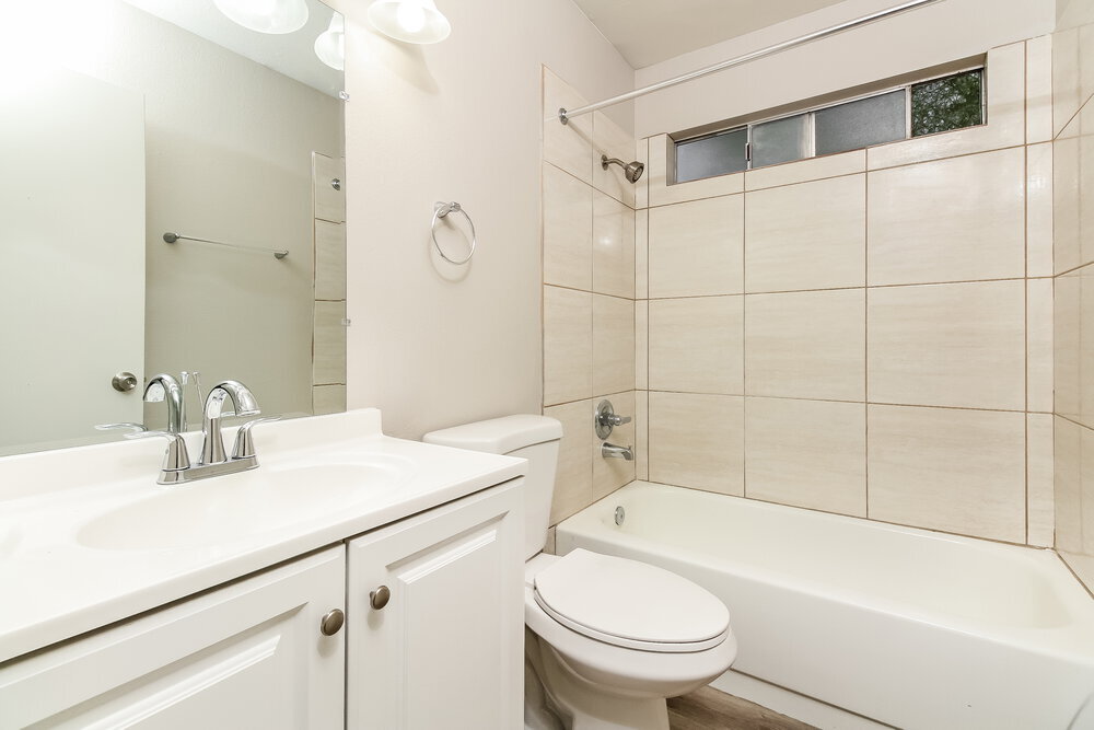 Building Photo - 1418 S Gecko Rd