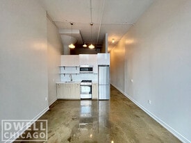 Building Photo - 152 W Huron St