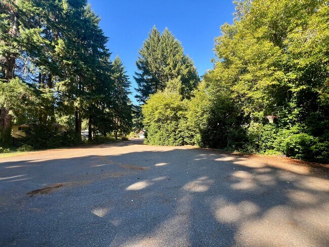 Building Photo - Updated Duplex (Unit A) - Water included!