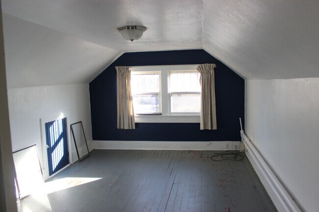 Building Photo - LARGE 3 bedroom in Old Broadmoor