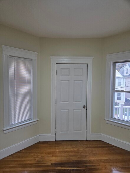 Building Photo - 82 Brent St