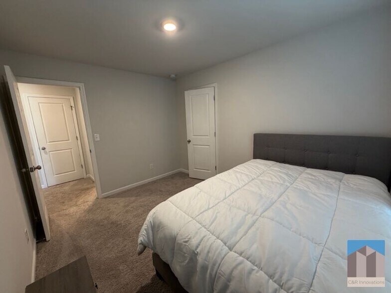 Building Photo - 7565 Knoll Hollow Rd