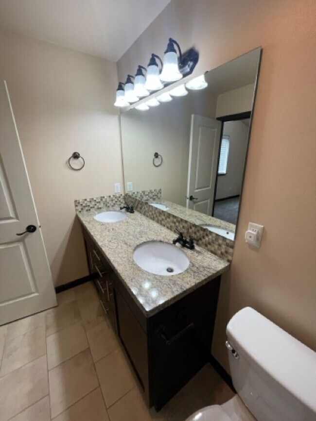 Building Photo - Extremely Gorgeous 3 Bedroom Home for Rent in Lynnwood