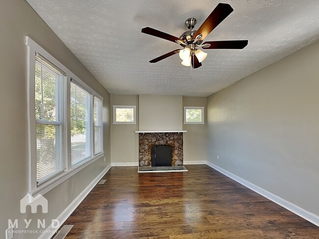 Building Photo - 96 N Center St