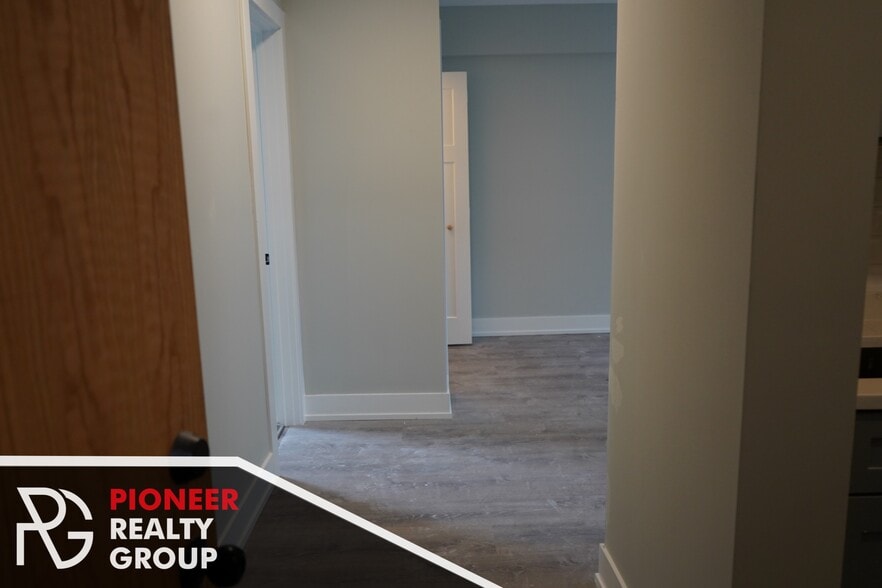 Building Photo - 503 W Belmont Ave