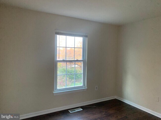 Building Photo - 1658 Colonial Way