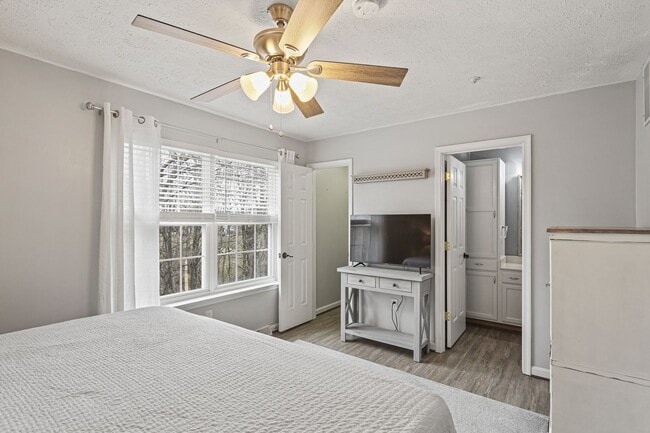 Building Photo - Bright & Spacious 3-Bedroom, 2 Full & 2 Half Bath in New Market