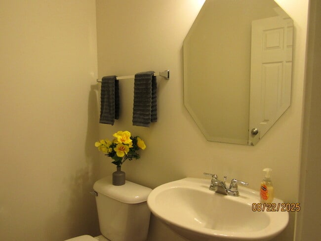 Building Photo - 410 S Jade Ln
