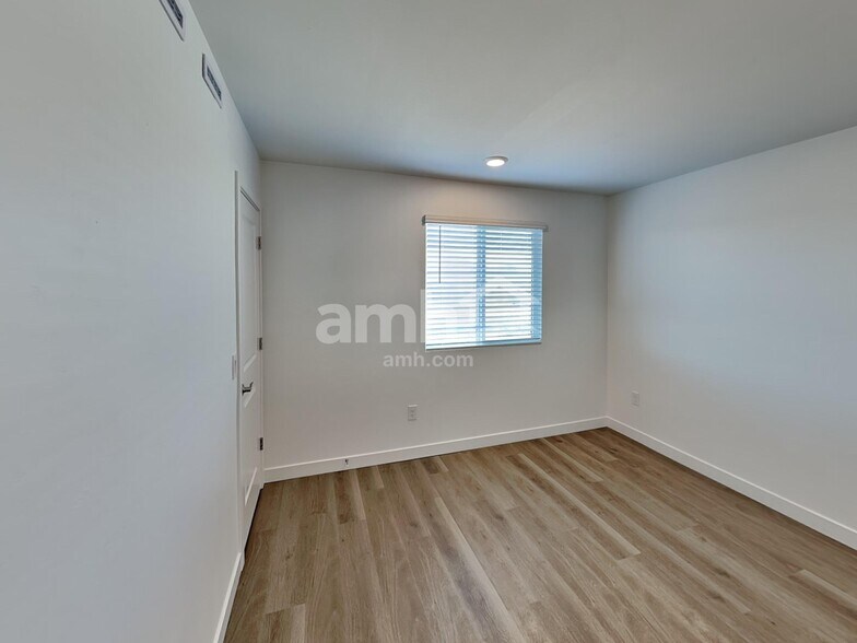 Building Photo - 9714 N Rancho Lozano