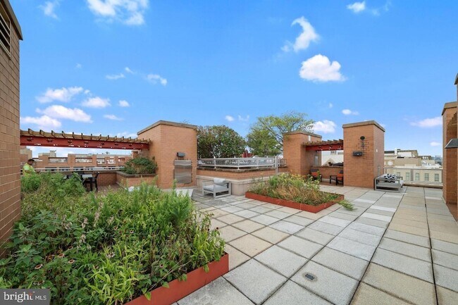 Building Photo - 616 E Street NW Unit 902