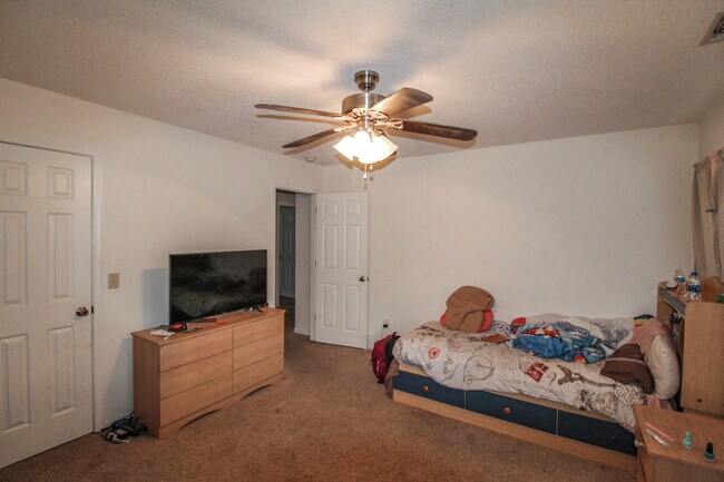 Building Photo - 802 N Taylor Ct