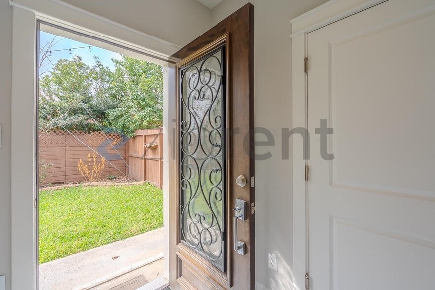 Building Photo - 850 W 20th St