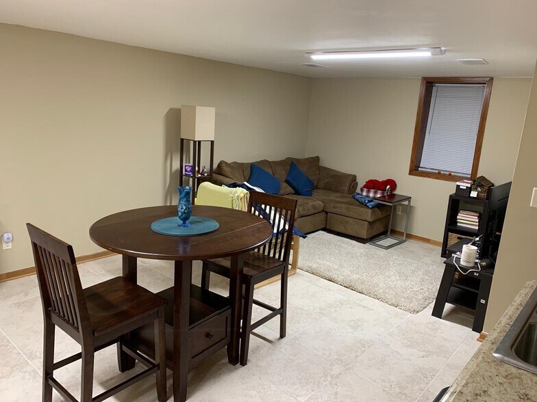 Living / dinning area - 2235 Quebec Ave S