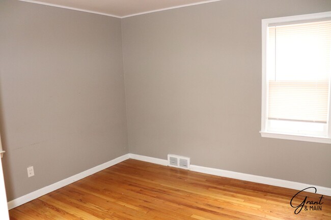 Building Photo - Spacious 3 Bedroom - 1 Bath - Redford - $1...