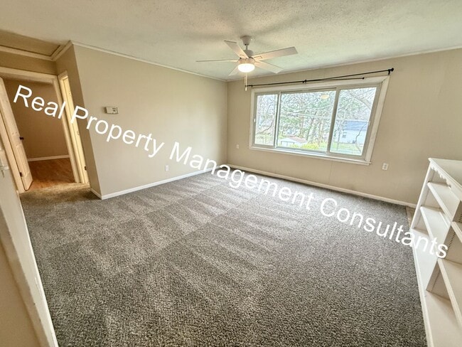 Building Photo - 3-Bedroom Home Near Downtown Overland Park!