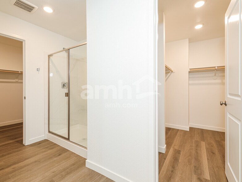 Building Photo - 2364 Devin Ave