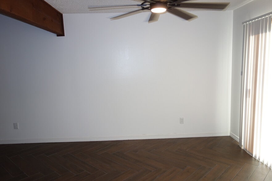 Dining area just off the kitchen with patio door to the back yard - 7116 S Indianapolis Ave