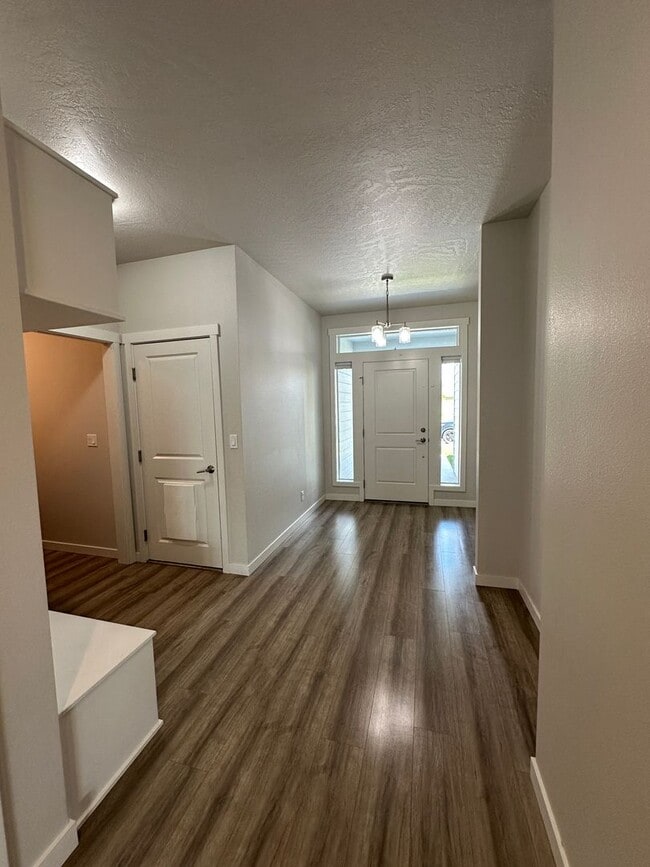 Building Photo - 3 bedroom, 2.5 bath with bonus room in Wes...