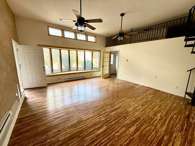 Building Photo - *AMAZING Sprawling Ranch Home*