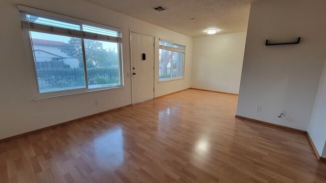 Building Photo - 4902 Lowry Rd