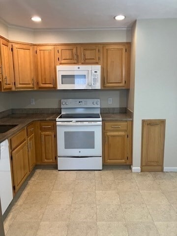 Building Photo - 304 Manor Ter