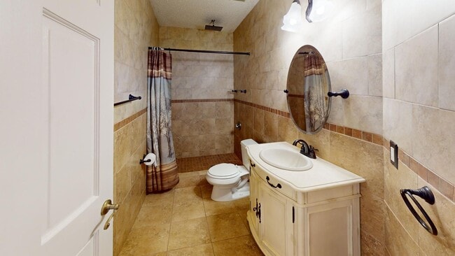 Building Photo - Beautiful 3 bedroom, 2 bathroom, house .