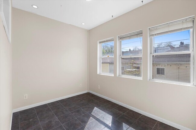 Building Photo - 4226 N Sawyer Ave