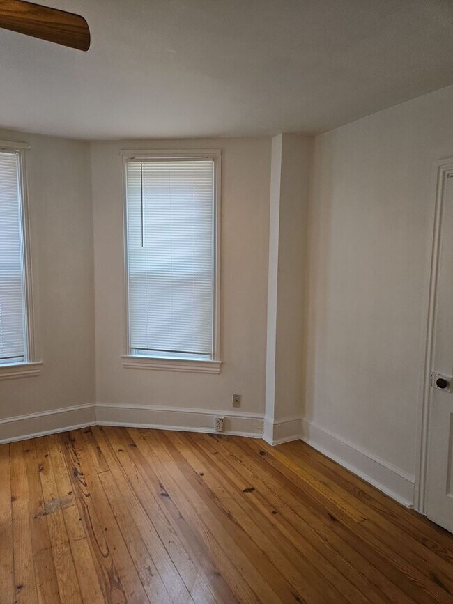 Building Photo - 552 E King St