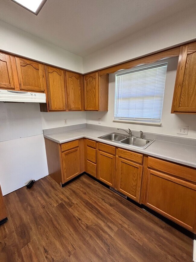 Building Photo - Freshly Renovated Cottage!